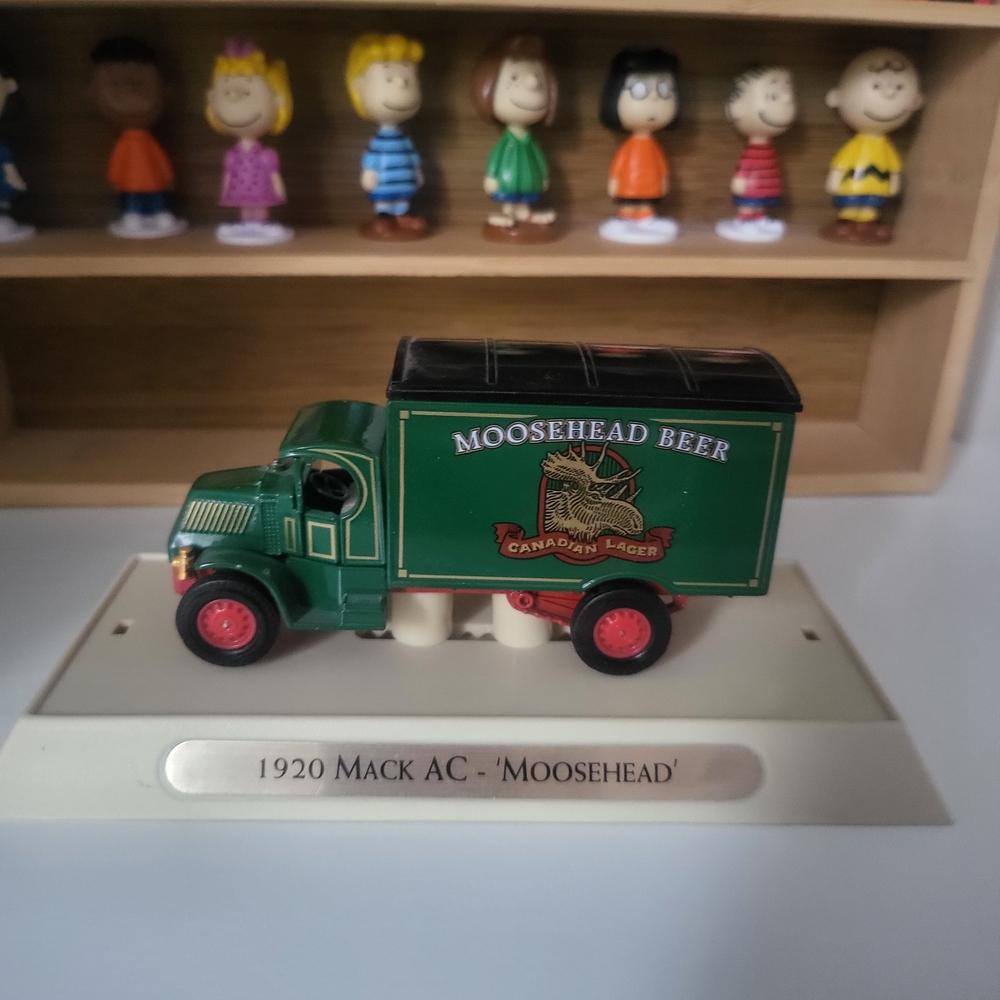1993 Matchbox - 1920 Mack AC -  'Moosehead'